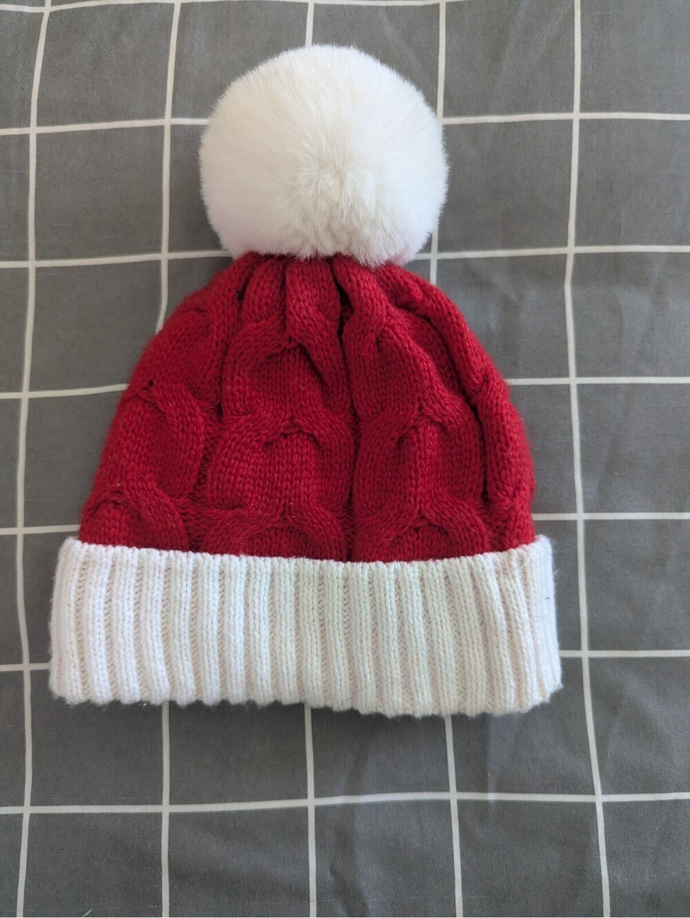Cableknit red and white beanie hat
